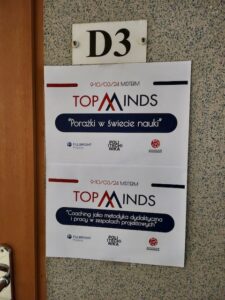 Tabliczki informacyjne z logo Topminds